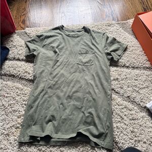 men’s green gap t shjrt